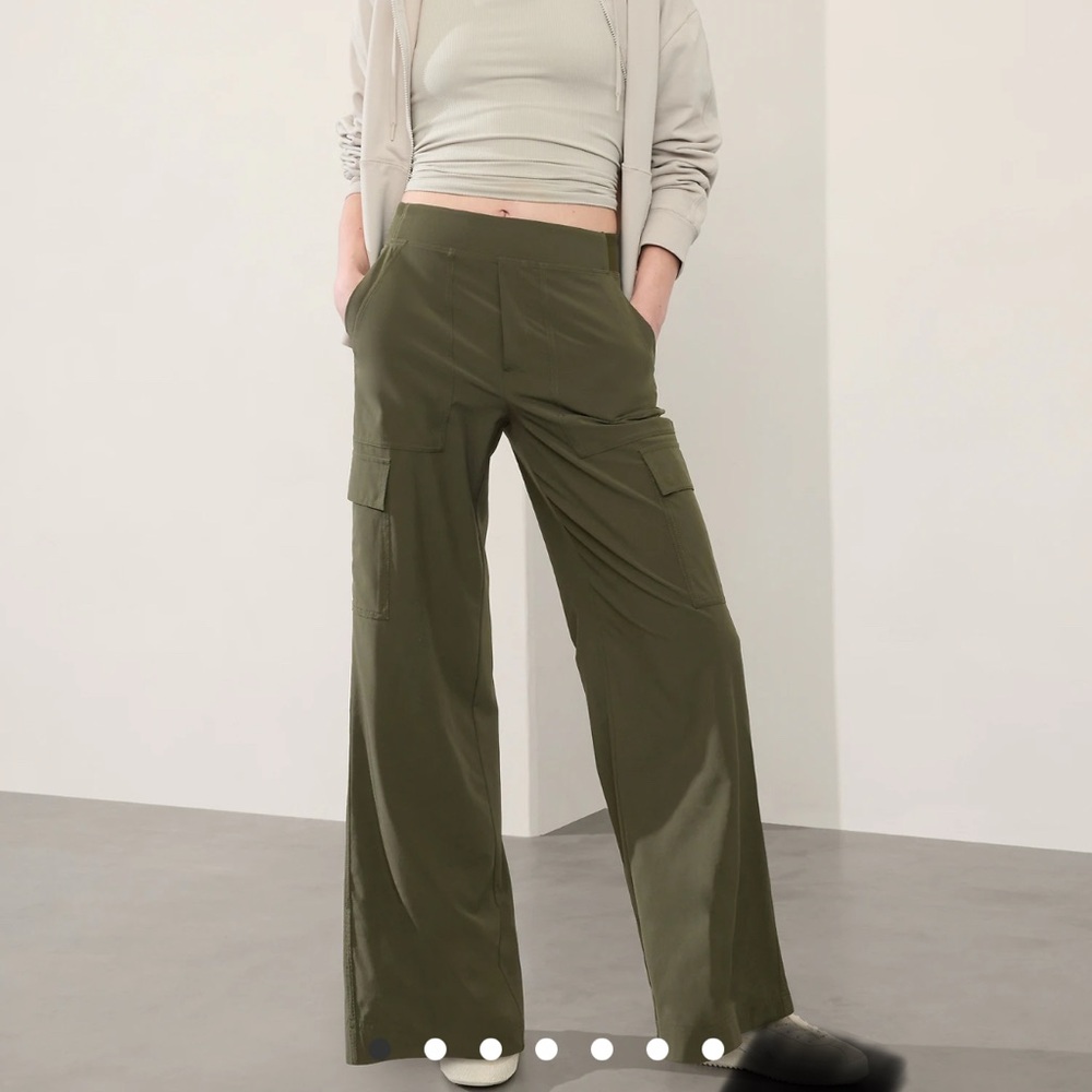 Athleta Brooklyn High Rise Cargo Wide Leg Pants Size 6 Aspen Olive